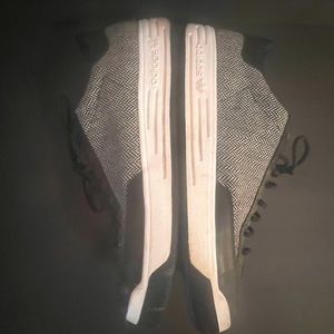 Mens Adidas APE 779001 Art#
G47877 Size US 12.5 Gray Black